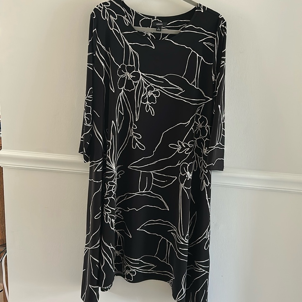 Alfani Black and White Sheath Dress 3/4 Sleeve Crew Neck